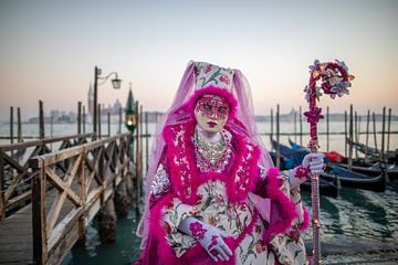 Roze kostuum op het carnaval van Venetië van t.ART