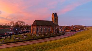 Sonnenaufgang an der Mariakirche in Wierum