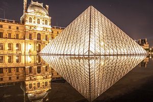Glazen piramide op de binnenplaats van het Musée du Louvre, Parijs van Christian Müringer