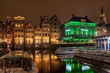 Amsterdam - de dansende huizen op het Damrak bij nacht van t.ART