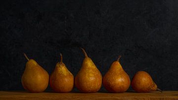 Stillleben mit fünf Birnen – stilvolle Wanddekoration für Ihr Zuhause von John Goossens Photography