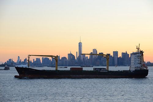 Manhattan Skyline in New York met een passerend schip