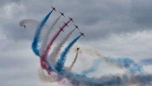 L'équipe de démonstration de la RAF Red Arrows dans la formation de Corkscrew