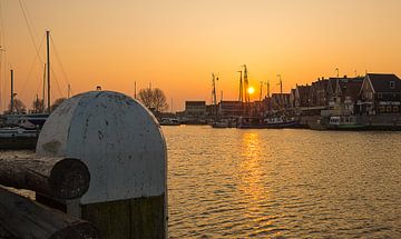 Zonsondergang bij de haven in Volendam van Chris Snoek
