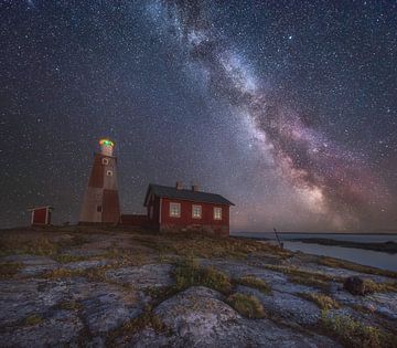 Milky way over Storkläppen lightshouse island van Marc Hollenberg