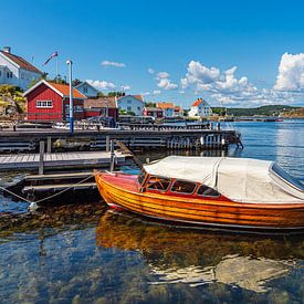 Hafen mit Boot auf der Insel Merdø in Norwegen von Rico Ködder