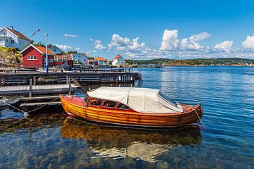 Hafen mit Boot auf der Insel Merdø in Norwegen von Rico Ködder