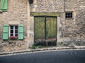 Altes Tor und Fensterrahmen entlang einer abschüssigen Straße von Art By Dominic Miniaturansicht