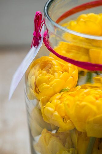 Gele tulpen in glazen pot by Marc  Verbeek
