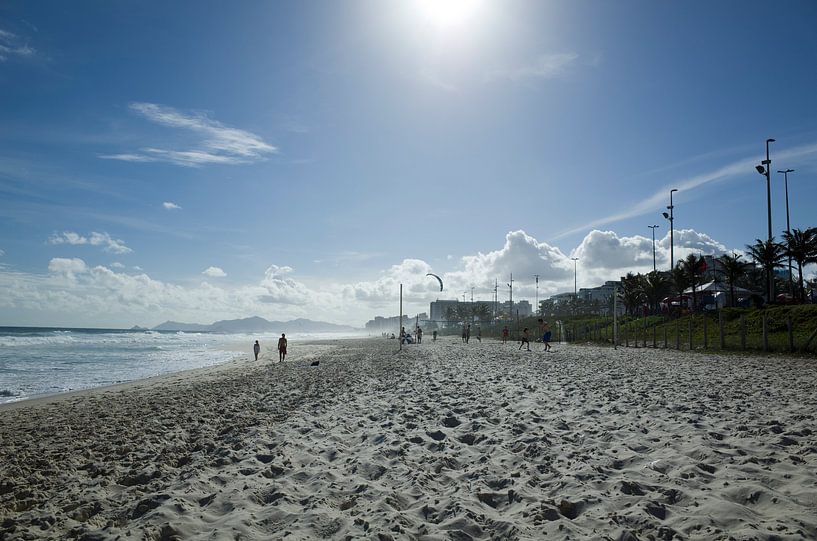 Der Strand von Barra Tijuca, Rio de Janeiro. von Kees van Dun