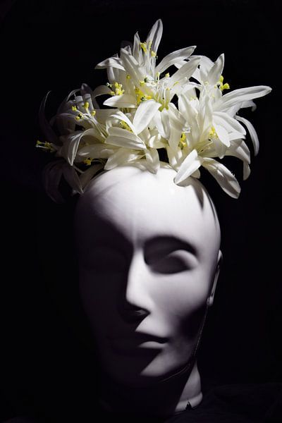 Künstlerischer Kopf mit Blumen von Maud De Vries