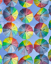 Farbenfroher Himmel aus Regenschirmen von CA Photos