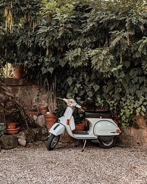 Retro Vespa in Italië van Expeditie Aardbol