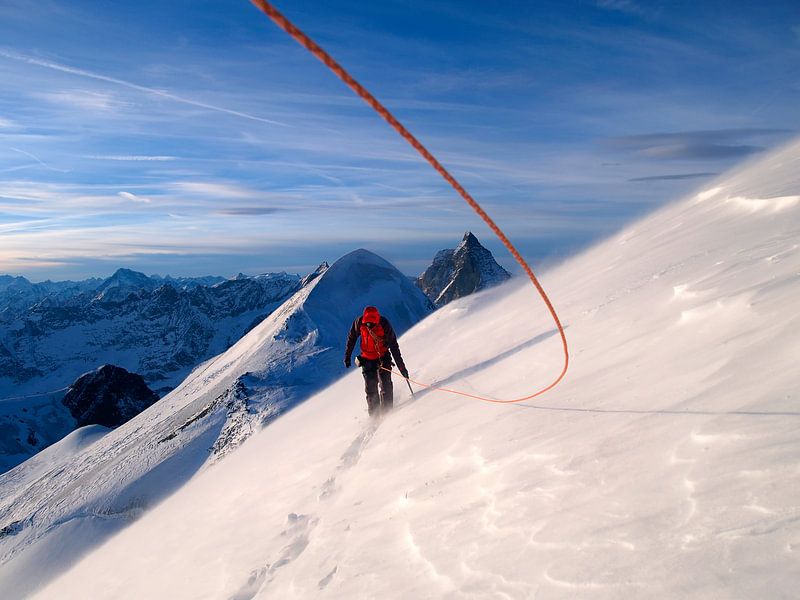 Un alpiniste au sommet du Breithorn par Menno Boermans