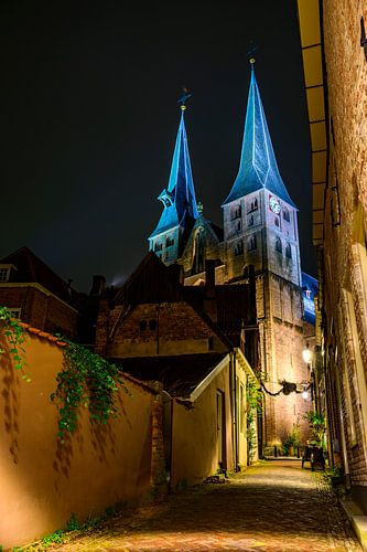 Deventer winteravond straatbeeld bij de Bergkerk