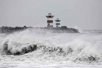 storm langs de kust van Scheveningen met het havenhoofd op de achtergrond