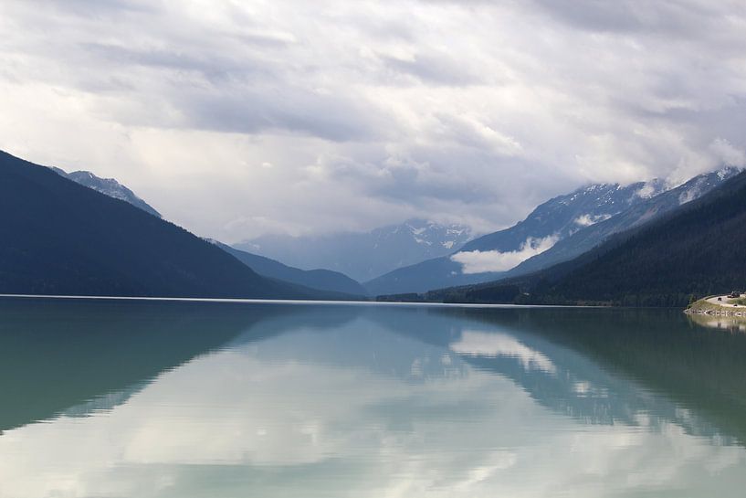 Reflexion der Berge mit Schnee im Elchsee, Kanada von Phillipson Photography