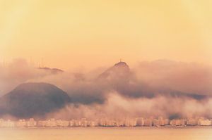 Küste und Corcovado in Rio de Janeiro im Nebel