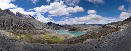 Photo panoramique d'un lac glaciaire vert dans les Andes, près de Canat, au Pérou.