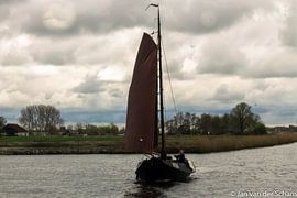 Skutsjesilen in Friesland. by Jan van der Schans