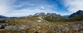 Groot panorama op de Besseggen bergkam met  de bergpas in NP Jotunheimen, Noorwegen