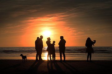 Familie op het strand aan de Noordzee. van Albert Brunsting