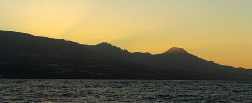 Sonnenaufgang hinter den Bergen von Teneriffa von Nynke Altenburg