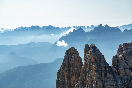een weids silhouet van de bergen over de drie pieken naar de Alpen