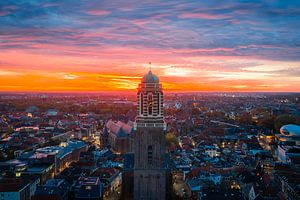 Feuriger Sonnenaufgang im Stadtzentrum von Zwolle