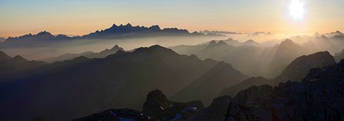 Brouillard et lumière du soleil dans les vallées
