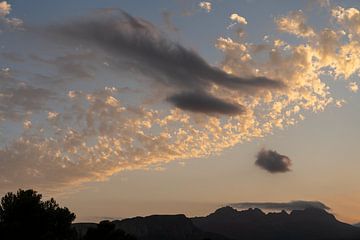 De doux nuages flottent au-dessus de la Sierra de Bernia