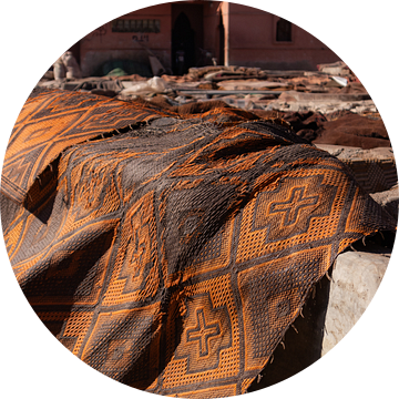 Gedroogd textiel in de leerlooierij van Marrakech