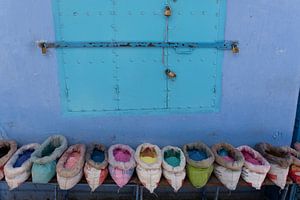 Kleurrijk poeder op een markt in blauwe medina in Chefchaouen, Marokko in Afrika