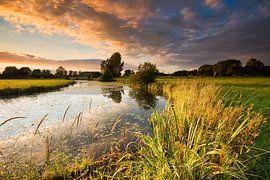 Sonnenuntergang über dem Fluss De Reest - Drenthe, die Niederlande von Bas Meelker