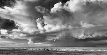 Wolkenformatie met winterse regen- en hagelbui nadert de Scheveningse kust in monochrome van John Duurkoop