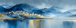 Neblige Berge und Stadt am See