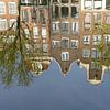 Grachtenpanden weerspiegelen in het water van Barbara Brolsma
