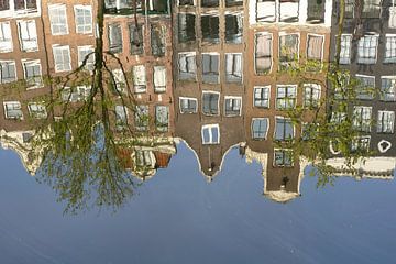 Grachtenpanden weerspiegelen in het water van Barbara Brolsma