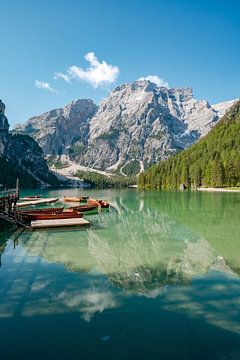 Prager Wildsee dans les Dolomites avec le fond et la passerelle sur Leo Schindzielorz