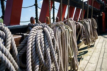 Mast und Seile an Deck eines nachgebauten VOC-Segelschiffs