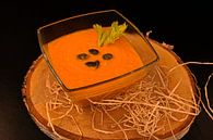 Hausgemachte Karotten-Ingwer-Suppe mit Kürbiskernen in Glasschale von Babetts Bildergalerie Miniaturansicht