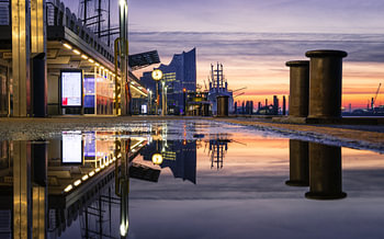 Zonsopgang bij de aanlegsteigers van Hamburg