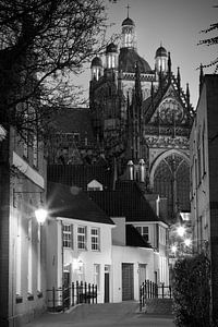 In den Boerenmouw Den Bosch, met zicht op de Sin Jan bij avondlicht
