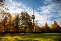 Le parc de l'Euromast par une journée d'automne ensoleillée