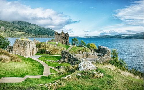 Urquhart kasteelruïnes aan het meer van Loch Ness in de Schotse Hooglanden.  Schotland deluxe!