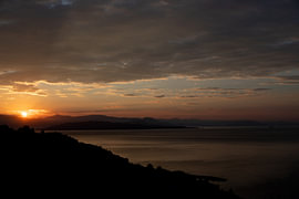 bewölkter Sonnenaufgang in Griechenland von Guido Akster