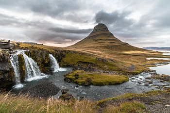 Berg Kirkjufell in Island mit Wasserfall