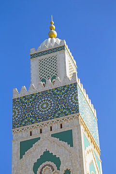 Close up van de toren van de Hassan II moskee in Casablanca Marokko van Eye on You