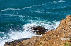 Felsen mit Brandung in der Toskana am Mittelmeer von Animaflora PicsStock