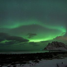 Nordlicht als Vorhang über norwegischem Strand von Hannon Queiroz